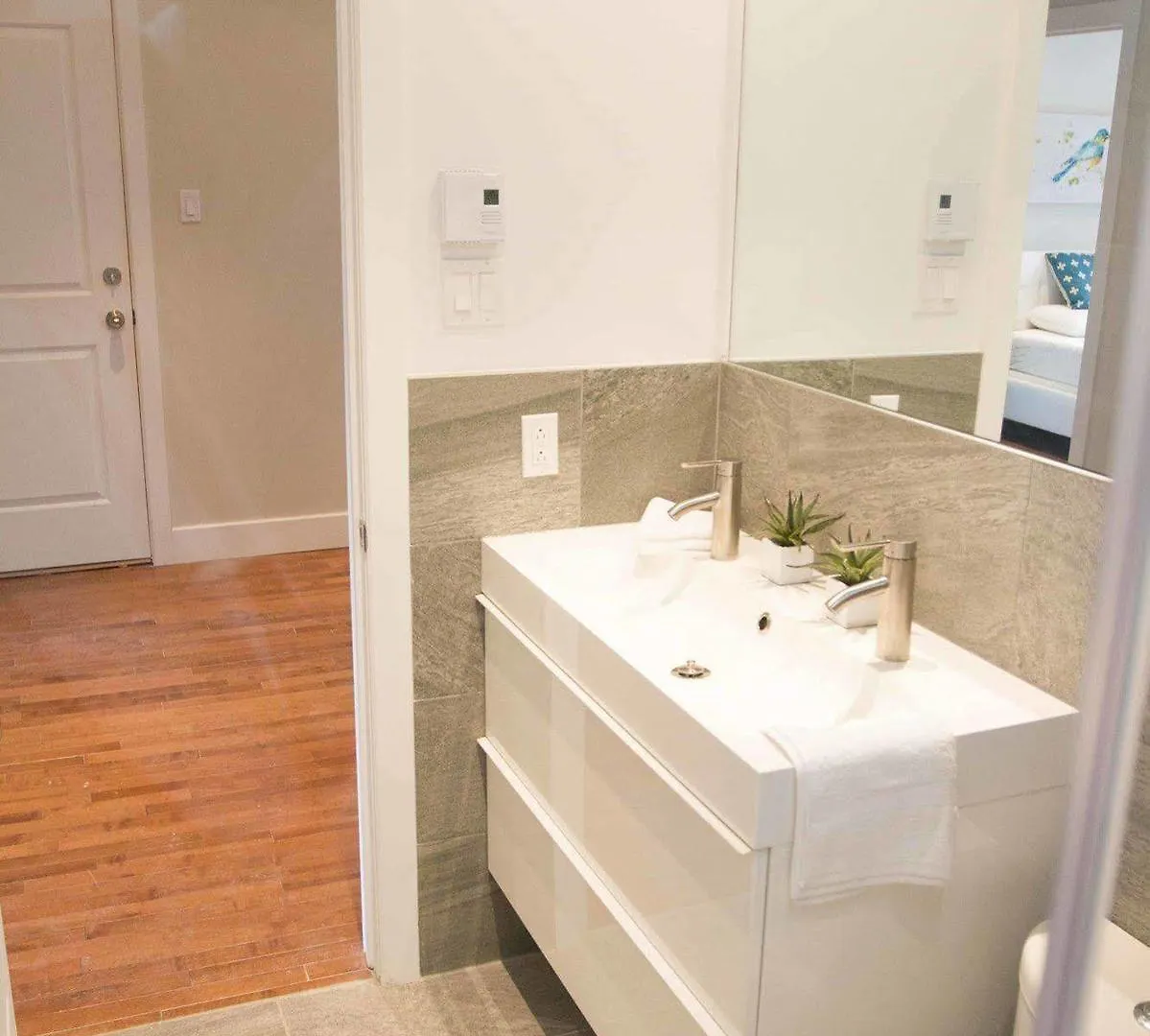Mtlvacationrentals - The Fabfour Montreal 0*,  Canada